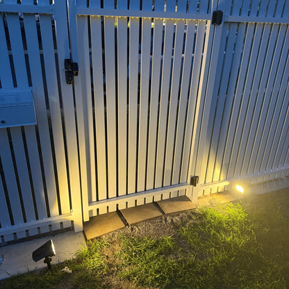 Kestrion Pojedynczy Reflektorek Solarny w ogrodzie