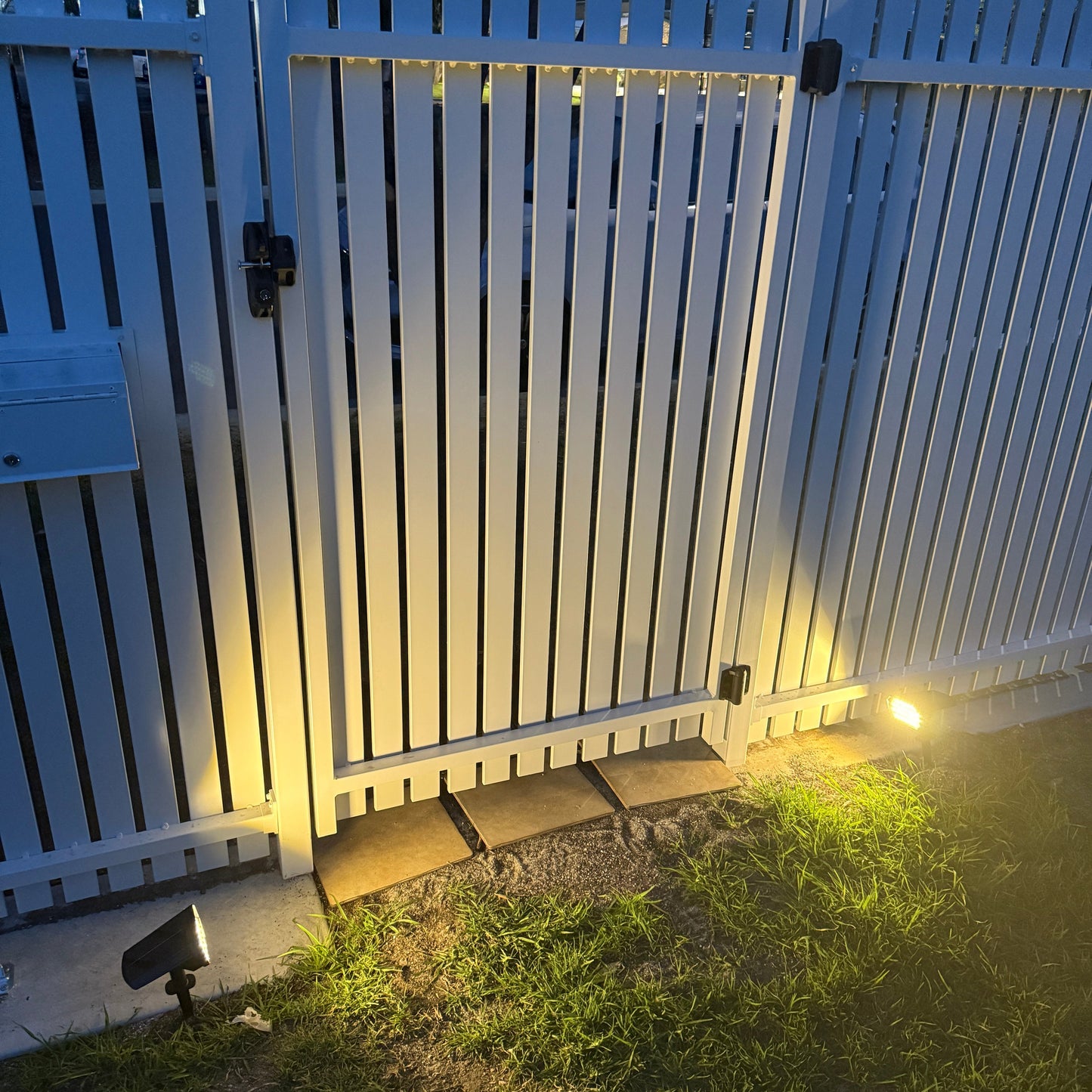 Kestrion Pojedynczy Reflektorek Solarny w ogrodzie